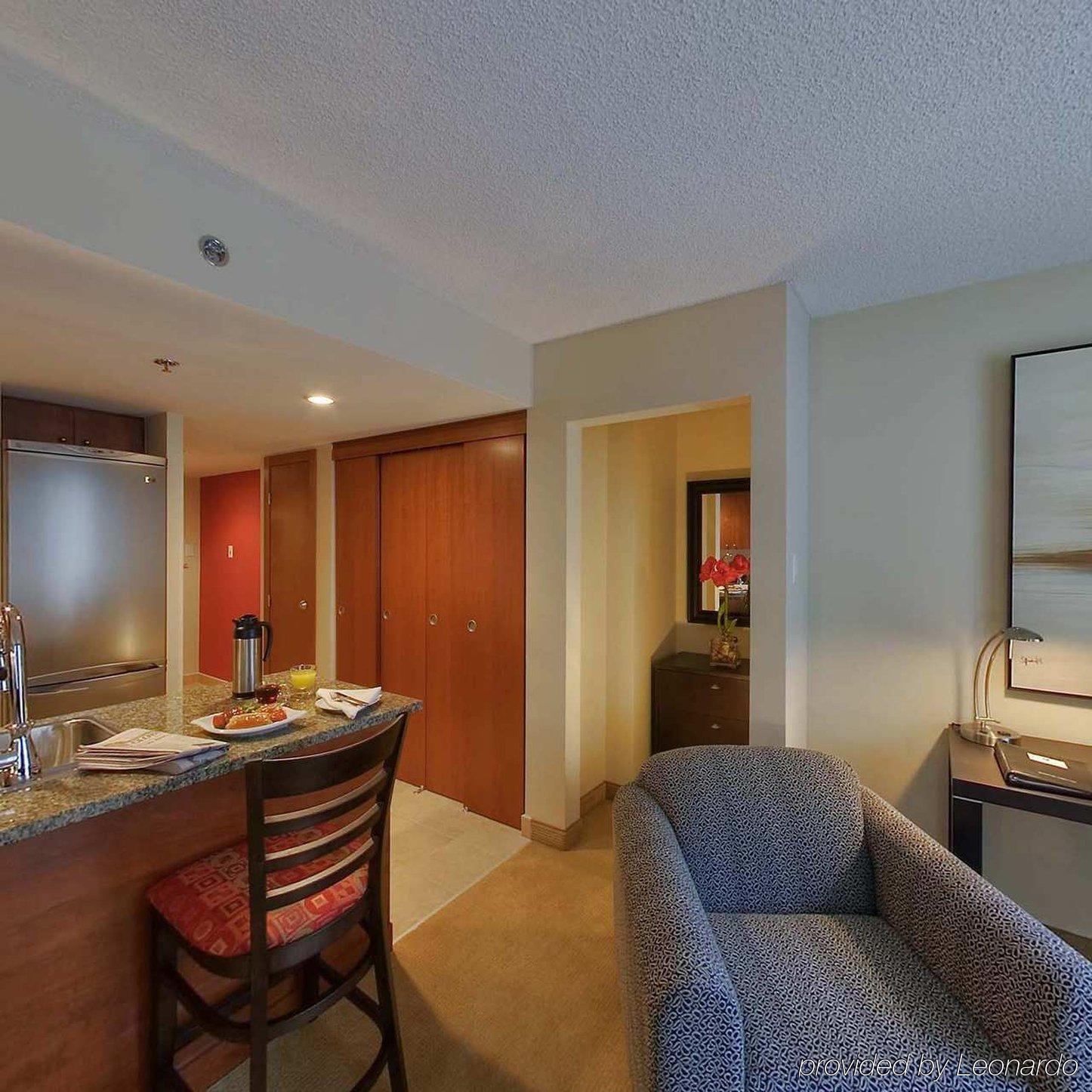 Embassy Suites By Hilton - Montreal Room photo